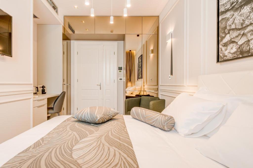 Postel nebo postele na pokoji v ubytování Luxury Rooms L'Avenue Split