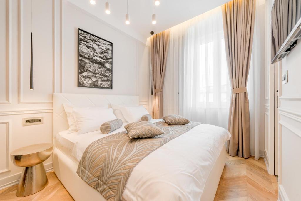 Luxury Rooms L\