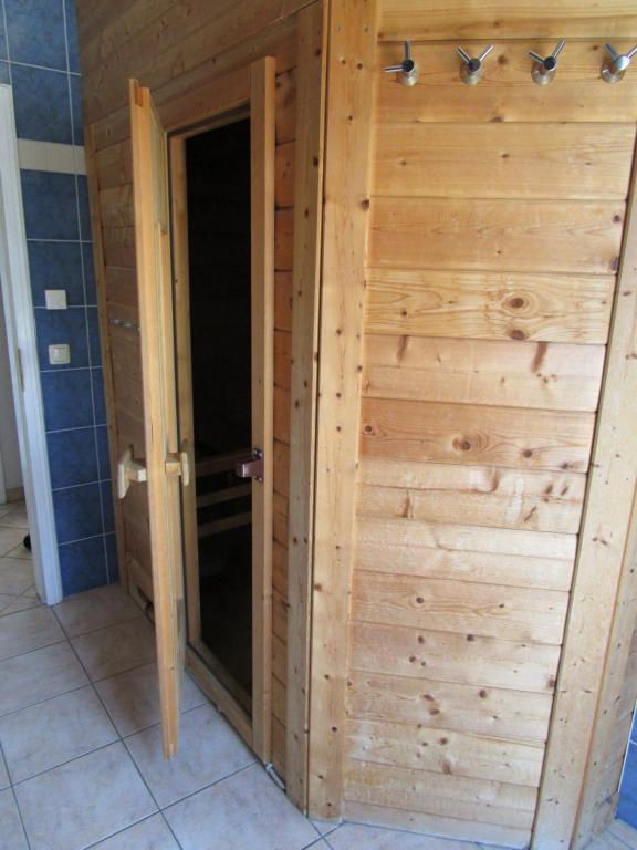 Fotografie z fotogalerie ubytování Ferienwohnung Ginster mit eigener Sauna v destinaci Börgerende-Rethwisch