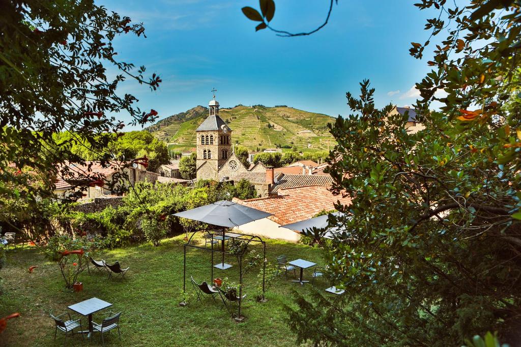 - une vue sur un bâtiment avec une église sur une colline dans l'établissement Hôtel de la Villeon, à Tournon-sur-Rhône