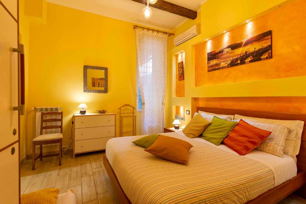 una camera da letto con un grande letto con cuscini colorati di Domus Clodio a Roma