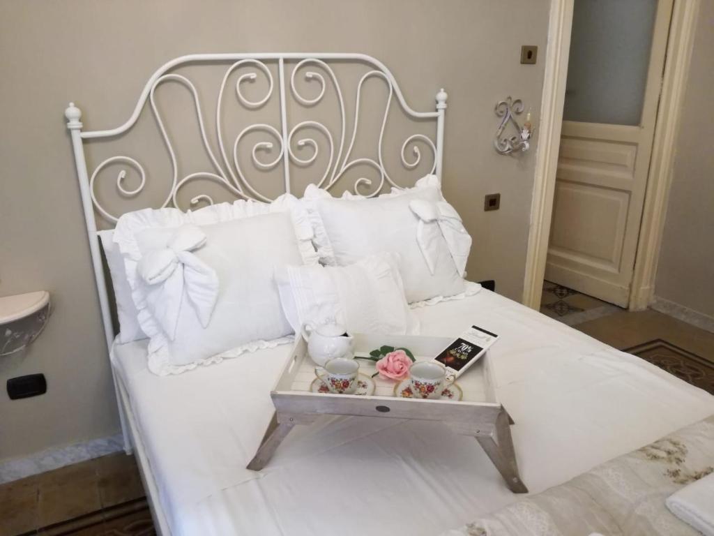 - un lit blanc avec un plateau de nourriture dans l'établissement Live and Love, à Naples