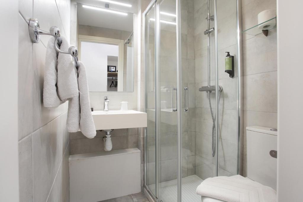 a bathroom with a shower and a sink and a toilet at Hôtel Alcôve Nice in Nice