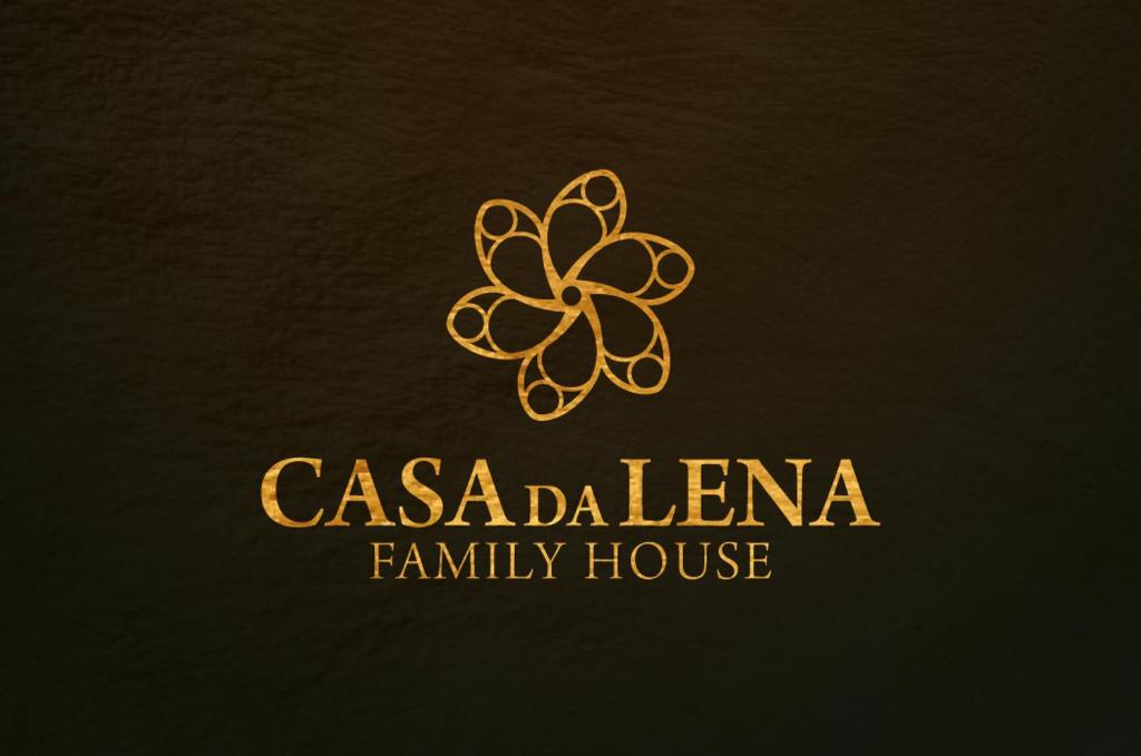 a logo for a family house with a flower at Casa da Lena in Batalha