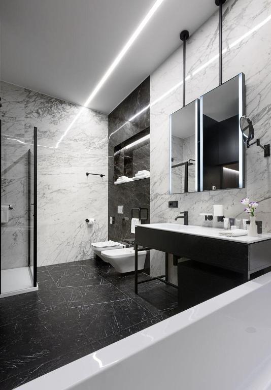 Koupelna v ubytování BANKHOTEL