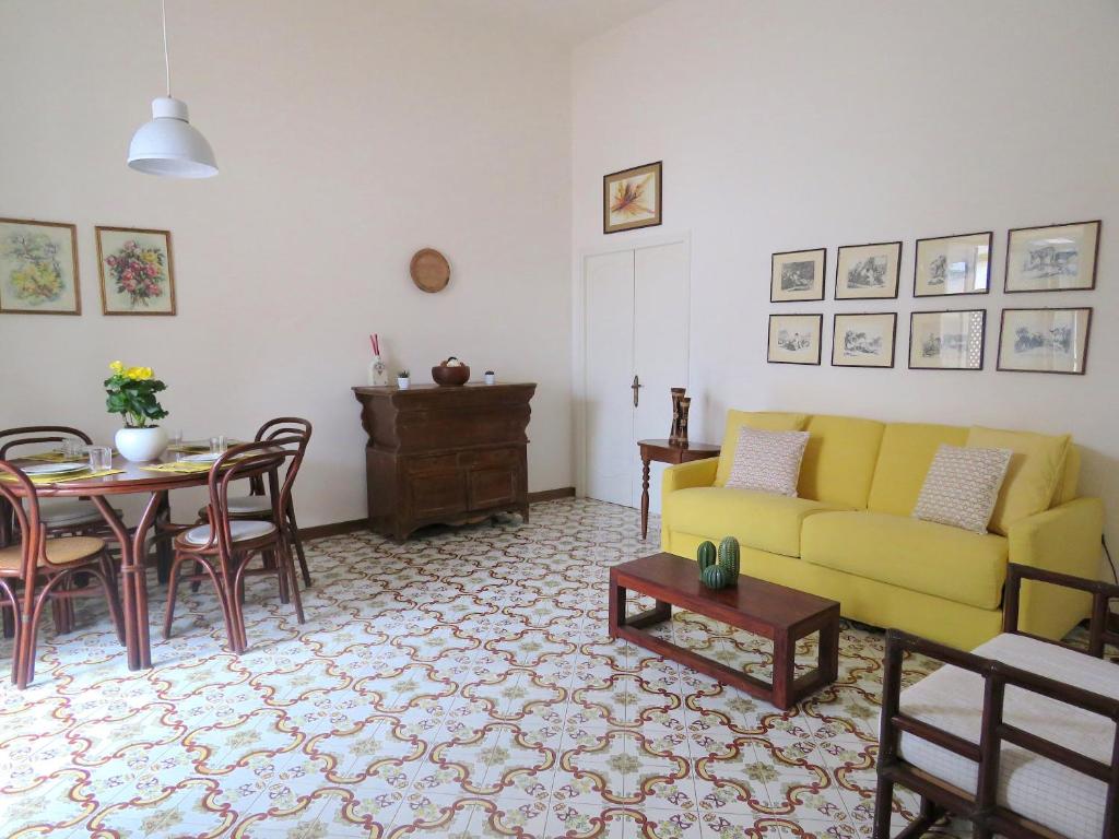 un soggiorno con divano giallo e tavolo di La terrazza a Capri