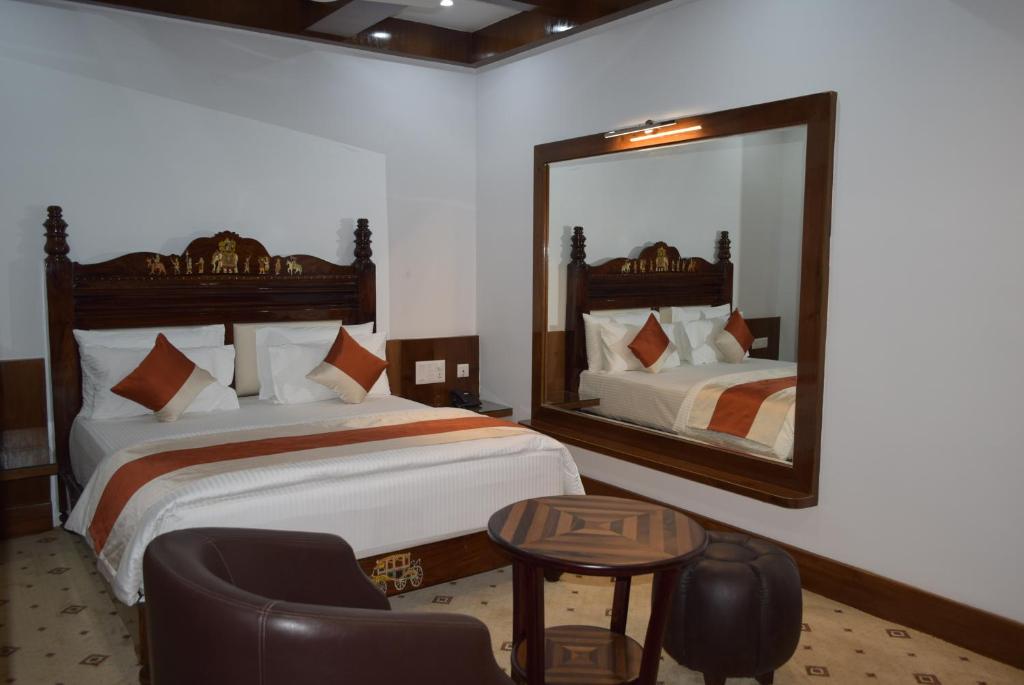 Postel nebo postele na pokoji v ubytování Hotel Lok Sagar Mysore