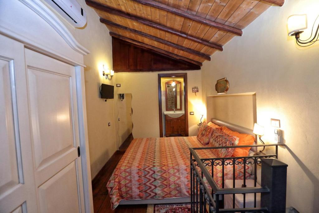 A bed or beds in a room at Al Castello