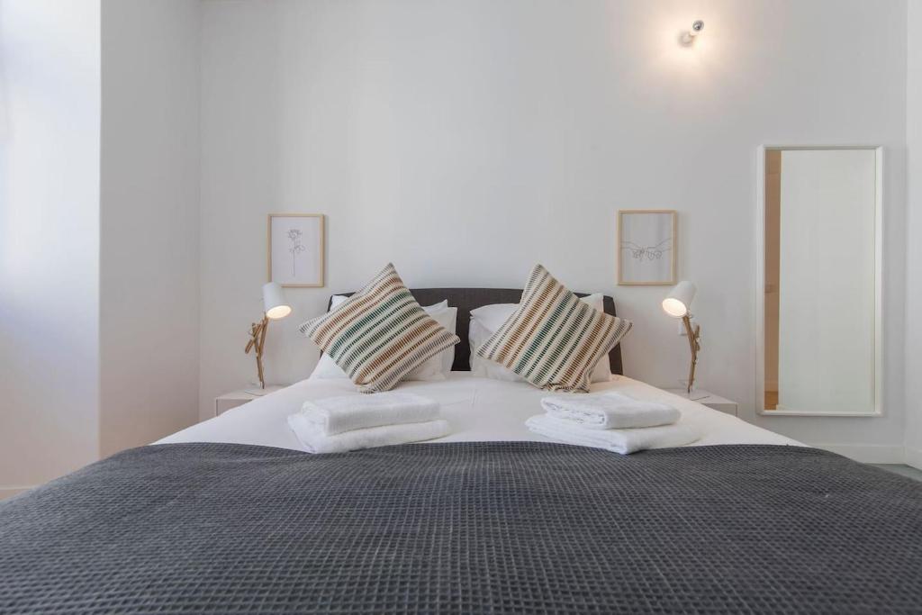- une chambre avec un grand lit et 2 oreillers dans l'établissement LovelyStay - Wide & Bright 4 Families, à Lisbonne