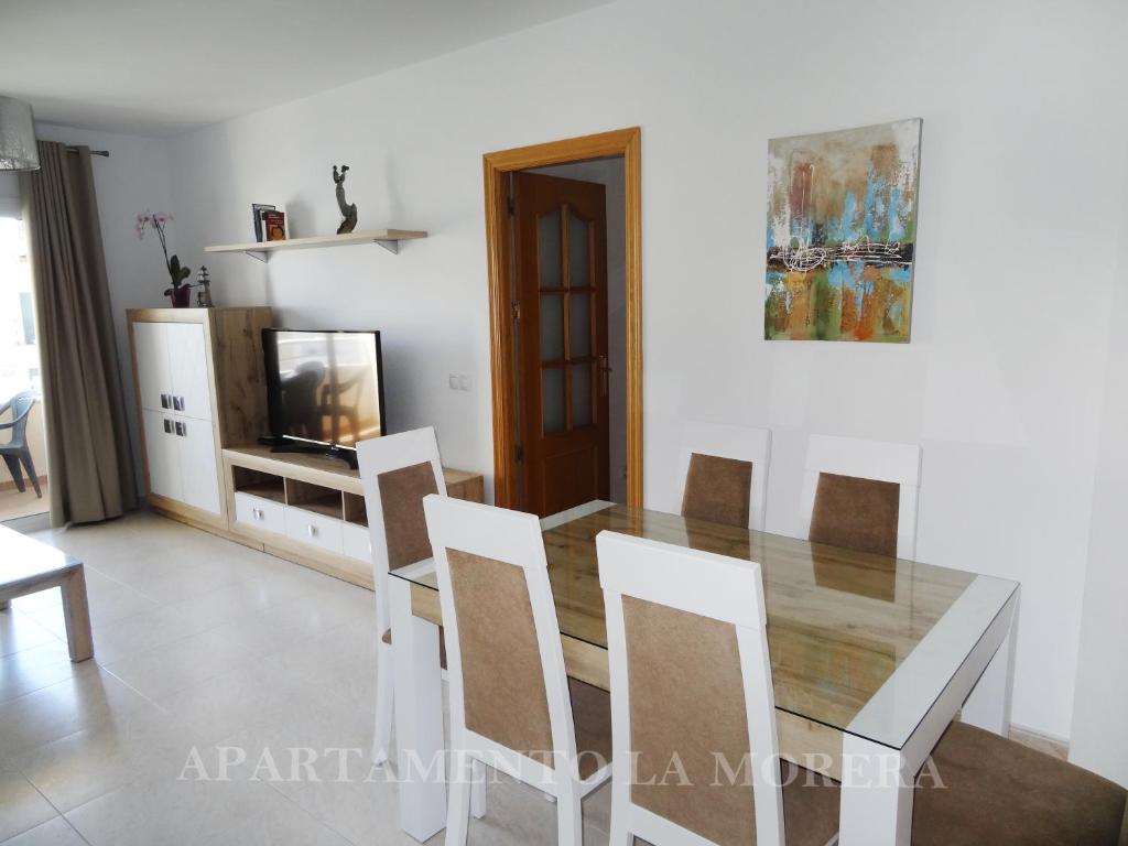 Televízia a/alebo spoločenská miestnosť v ubytovaní Apartamento La Morera