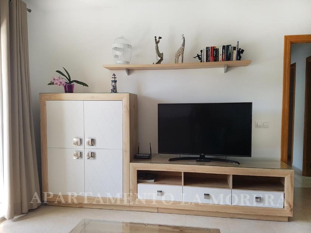 Televízia a/alebo spoločenská miestnosť v ubytovaní Apartamento La Morera