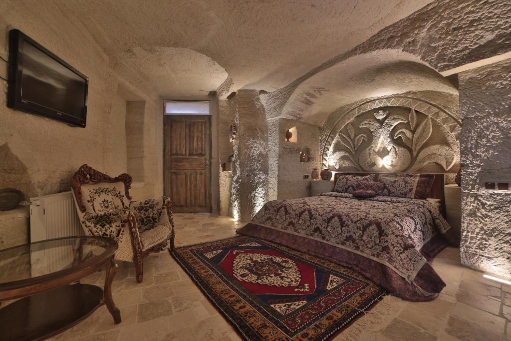 Postel nebo postele na pokoji v ubytování Kayatas Cave Suites