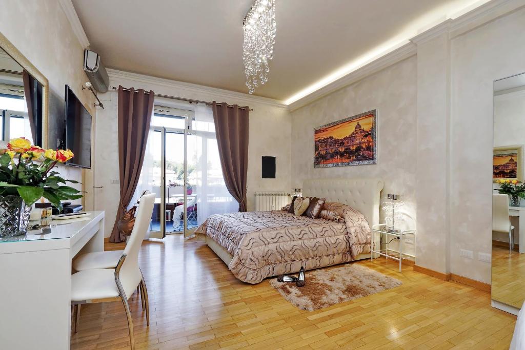 una camera con letto, tavolo e scrivania di Luxury Rome Guest House a Roma