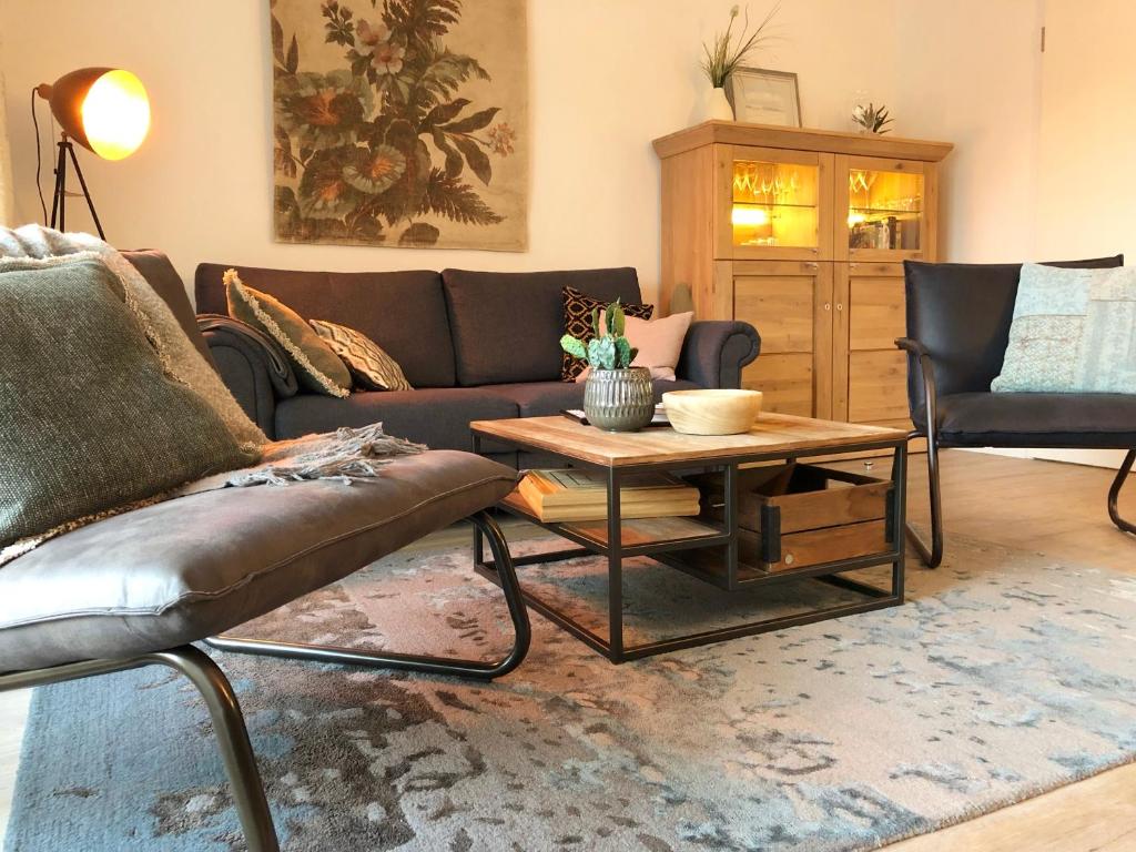 ein Wohnzimmer mit einem Sofa und einem Couchtisch in der Unterkunft Ferienwohnung 1 18 Inselstrand in Ahlbeck