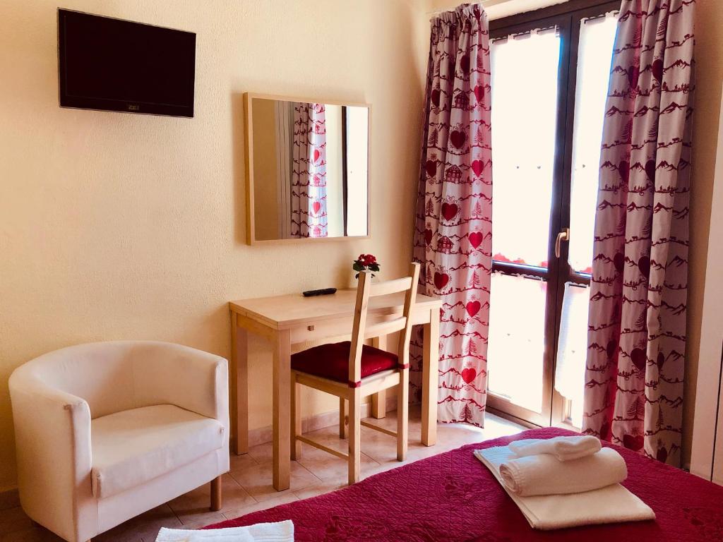 TV a/nebo společenská místnost v ubytování Hotel Piccolo Chalet