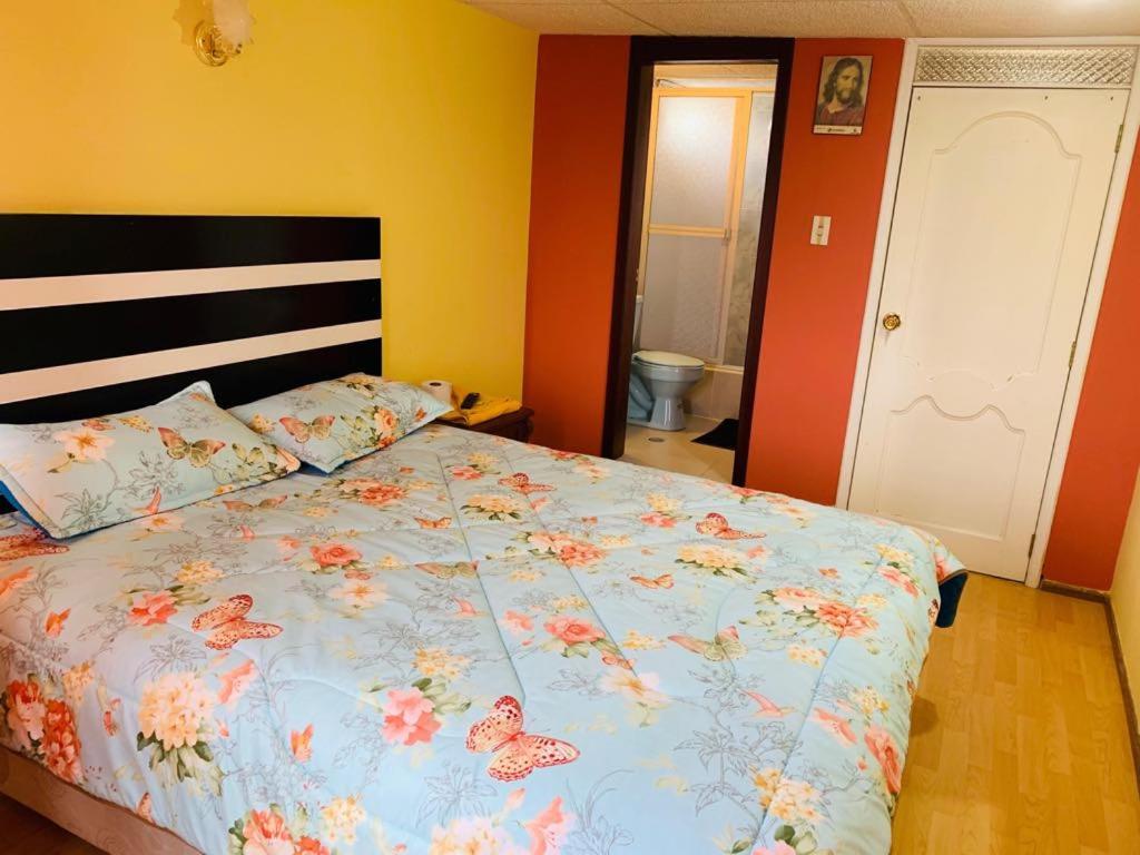 Postel nebo postele na pokoji v ubytování Hostal Rosita Latacunga