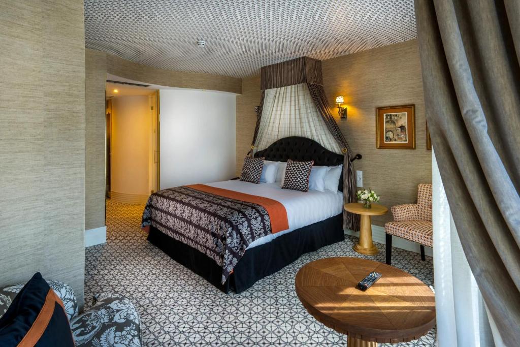 um quarto de hotel com uma cama e uma mesa em The First One Madrid Preciados em Madri