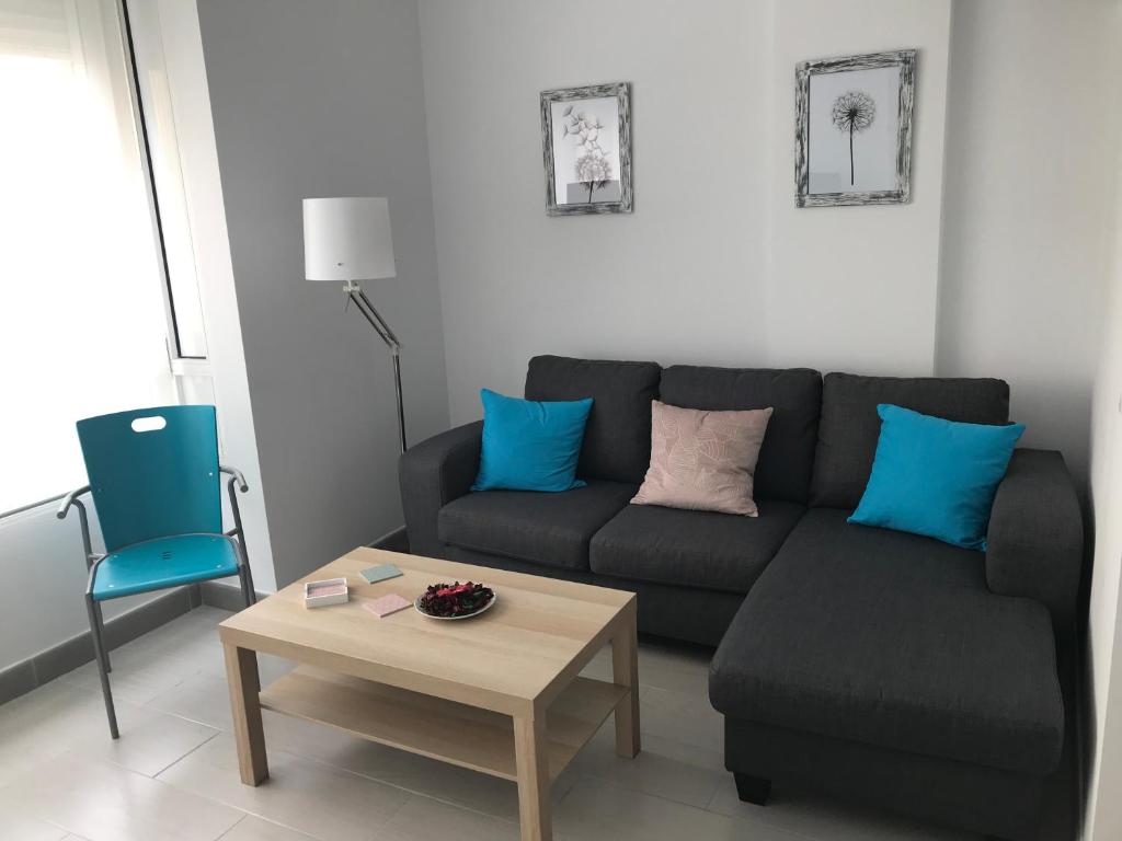 uma sala de estar com um sofá e uma mesa em Estudio Torremolinos em Torremolinos