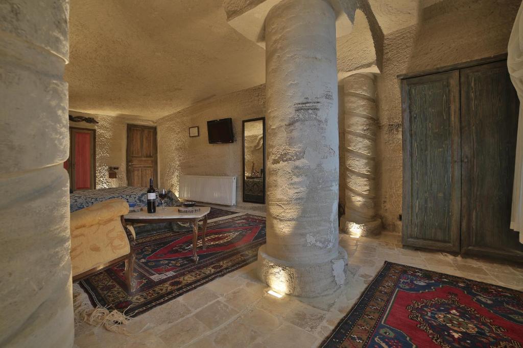 Posezení v ubytování Kayatas Cave Suites