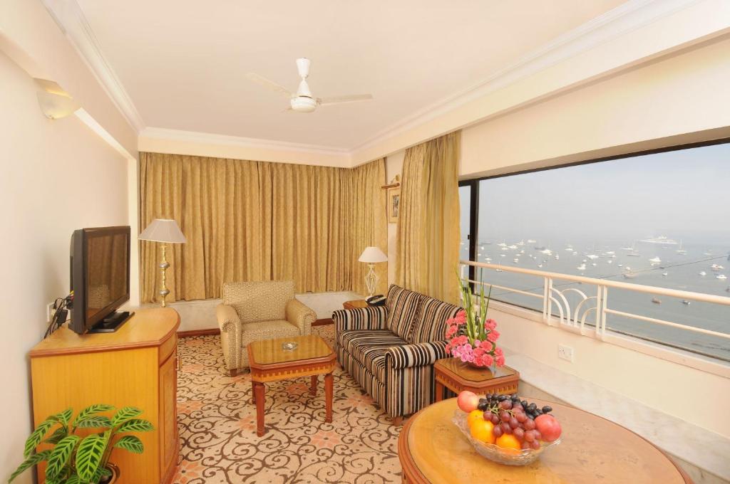 TV a/nebo společenská místnost v ubytování Fariyas Hotel Mumbai , Colaba