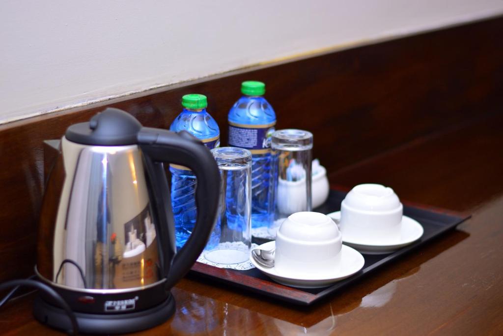 Příslušenství pro přípravu čaje a kávy v ubytování Razana Hotel