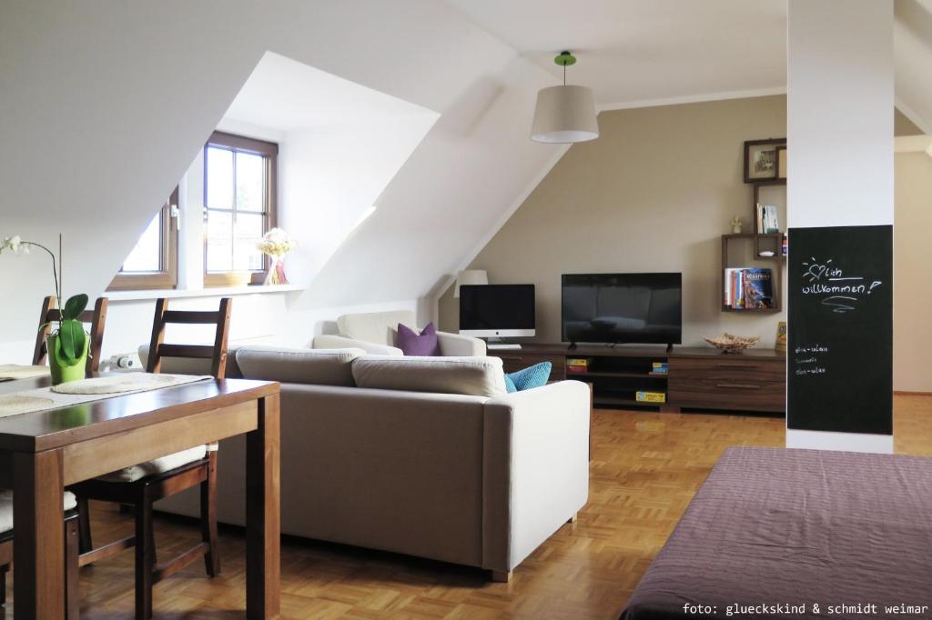 sala de estar con sofá y mesa en Ferienwohnung "Oha", en Bad Berka