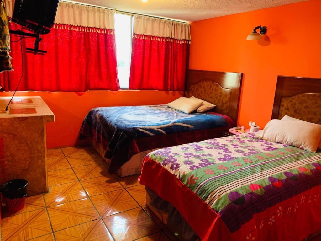 Postel nebo postele na pokoji v ubytování Hostal Rosita Latacunga
