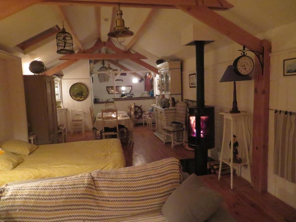 1 dormitorio con 1 cama y 1 mesa en una habitación en l'océane, en Le Havre