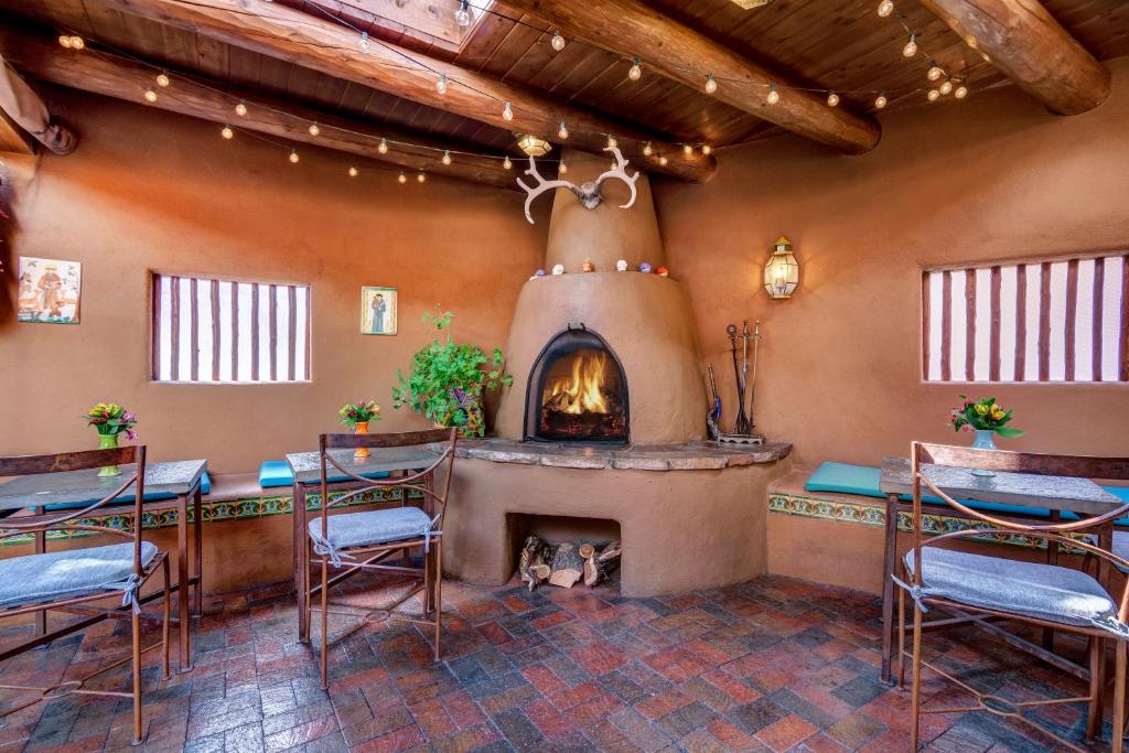 un restaurant avec une cheminée dans une pièce dans l'établissement Santa Fe Motel & Inn, à Santa Fe