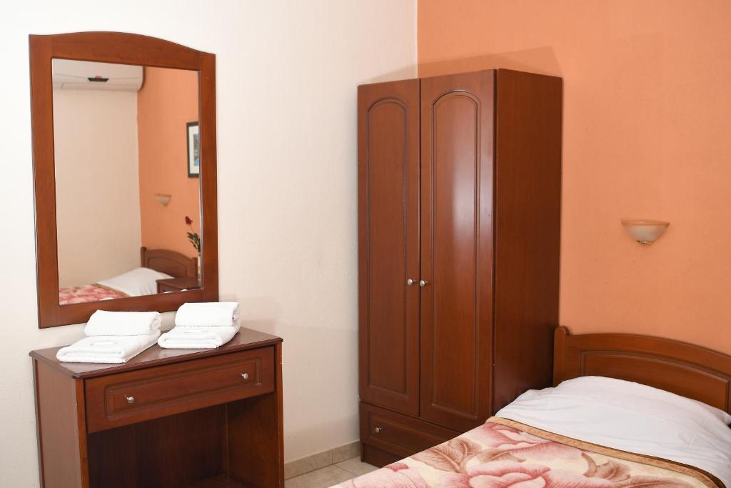 Postel nebo postele na pokoji v ubytování Hotel Manos