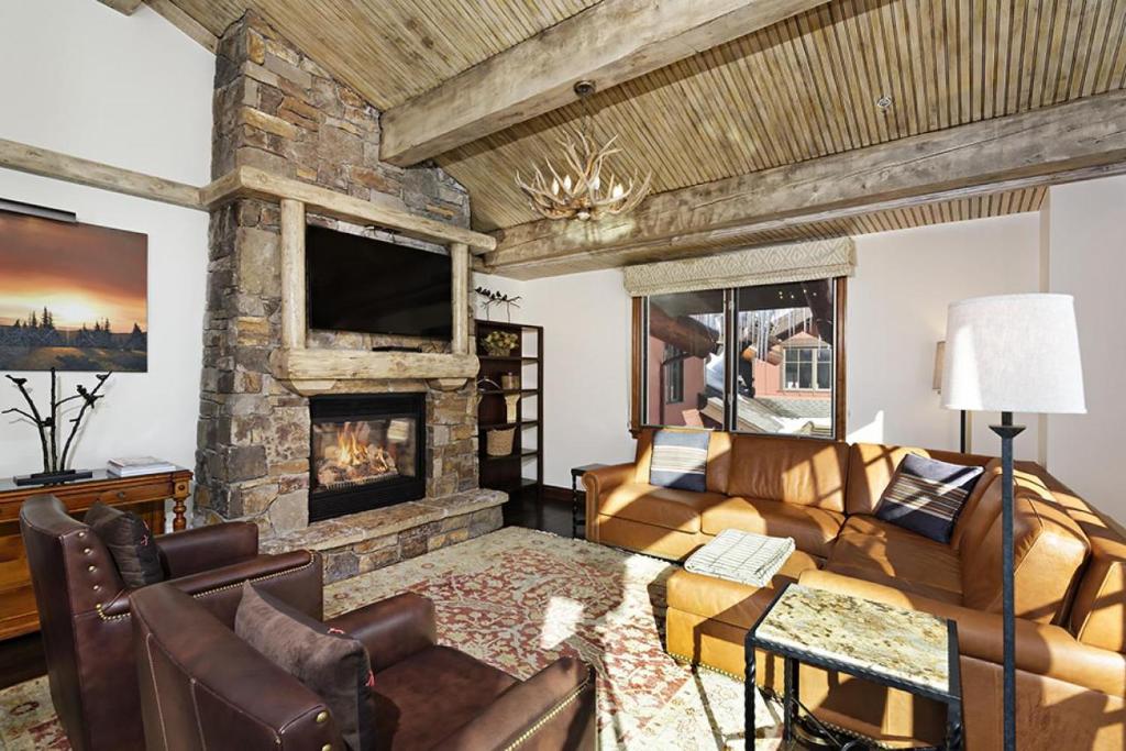 Uma área de estar em The Ritz-Carlton Club, 3 Bedroom Penthouse 4301, Ski-in & Ski-out Resort in Aspen Highlands