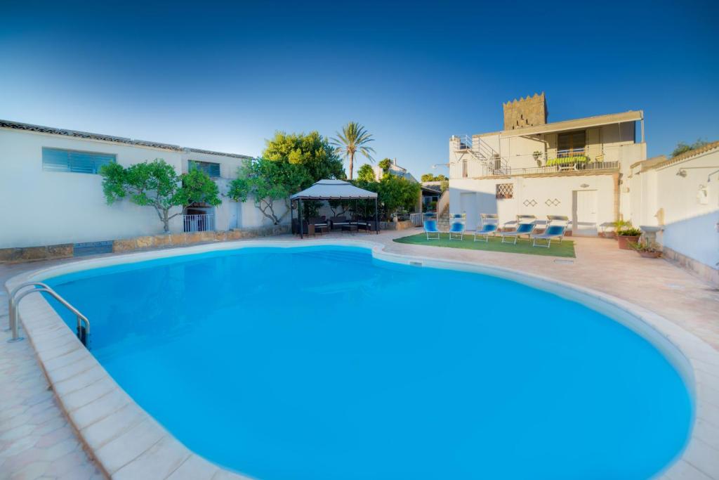 duży basen przed budynkiem w obiekcie Baglio Sciacca - Xenia Sicily Villas w mieście Mazara del Vallo