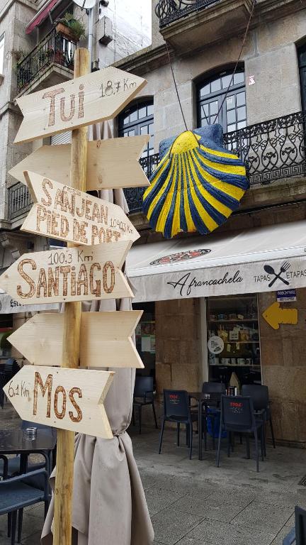 un letrero de la calle frente a un restaurante en Albergue Camino Santiago Porriño - En Pleno Centro - City Centre, en Porriño