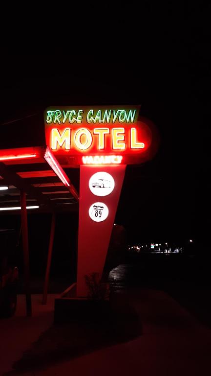 Certifikát, hodnocení, plakát nebo jiný dokument vystavený v ubytování Bryce Canyon Motel