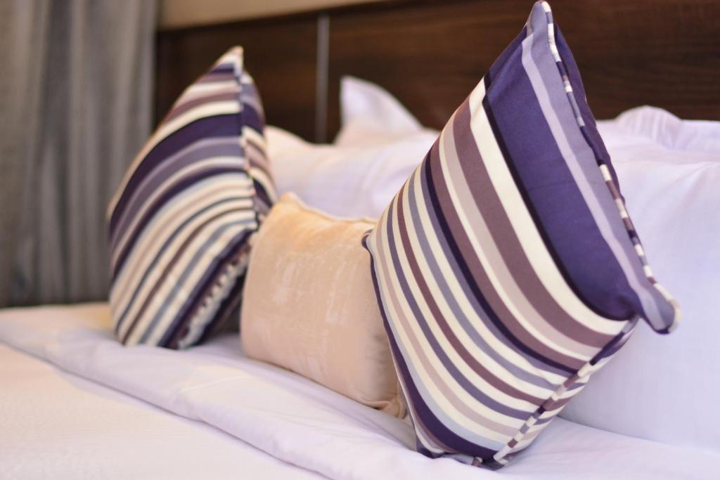 Postel nebo postele na pokoji v ubytování Razana Hotel