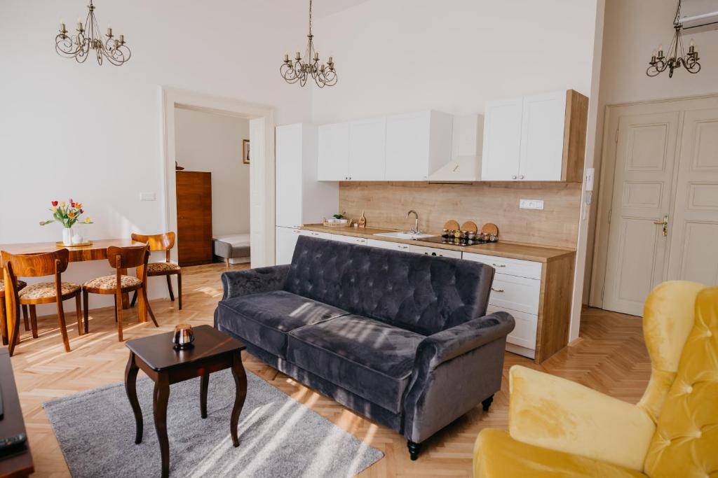 uma sala de estar com um sofá e uma cozinha em CASSOVIA accommodation em Košice