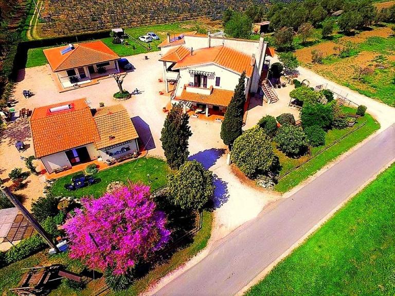 eine Luftansicht eines Hauses mit Hof in der Unterkunft Agriturismo La Valle Dell'Albegna in Orbetello