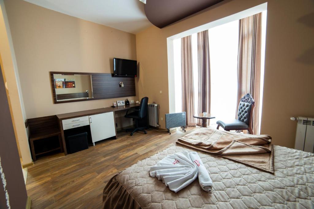 TV a/nebo společenská místnost v ubytování Garni Hotel Lama
