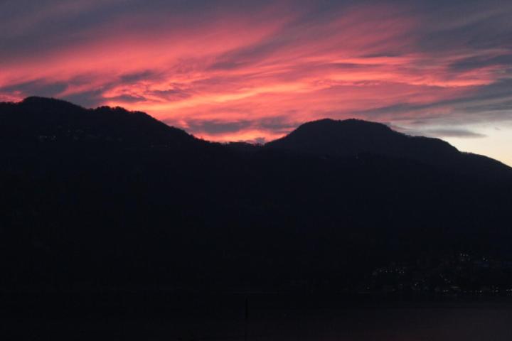 Un tramonto su una montagna con un cielo rosso di CELTIC ALCOVE & small art exhibition a Esino Lario