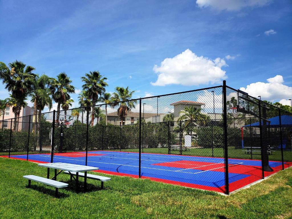 Tenis a/nebo squash v ubytování Orlando Resort Rentals at Universal Boulevard nebo okolí