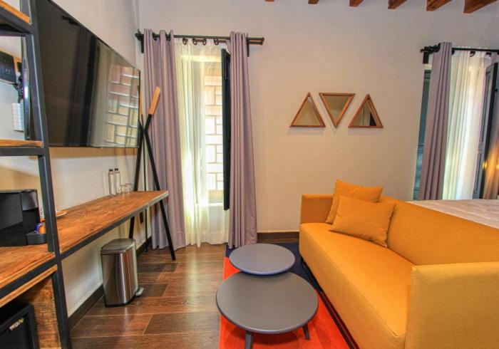 TV a/nebo společenská místnost v ubytování Antigua Trece Hotel Fusión