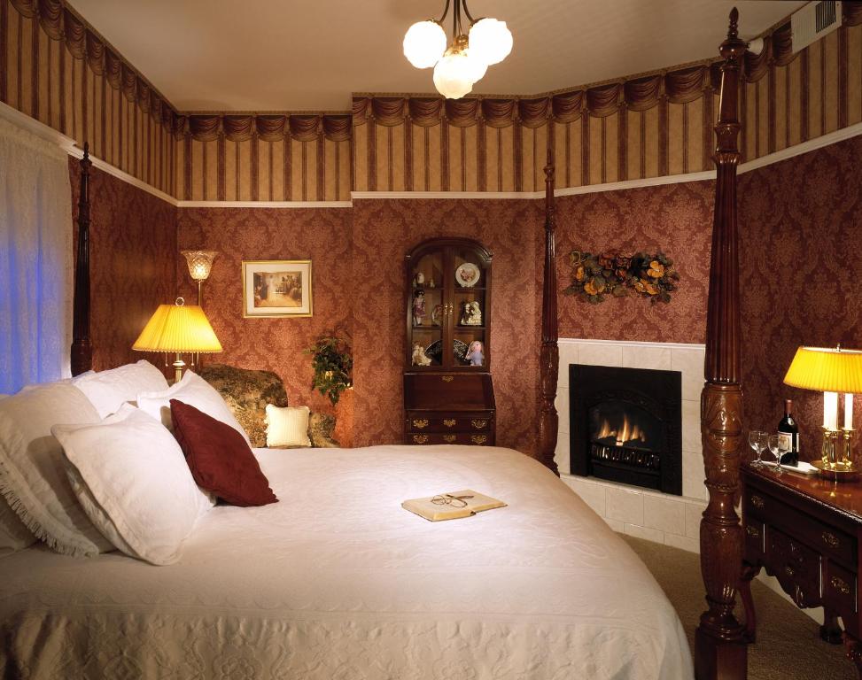 Churchill Manor - Deluxe Queen Suite