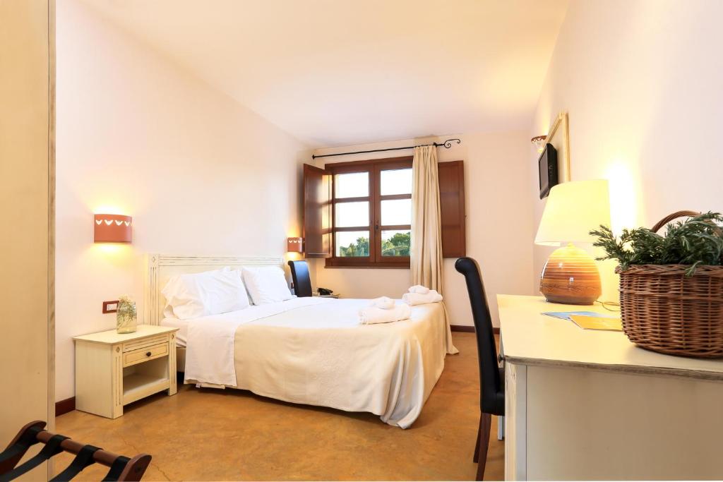 Posteľ alebo postele v izbe v ubytovaní Alghero Resort Country Hotel & Spa
