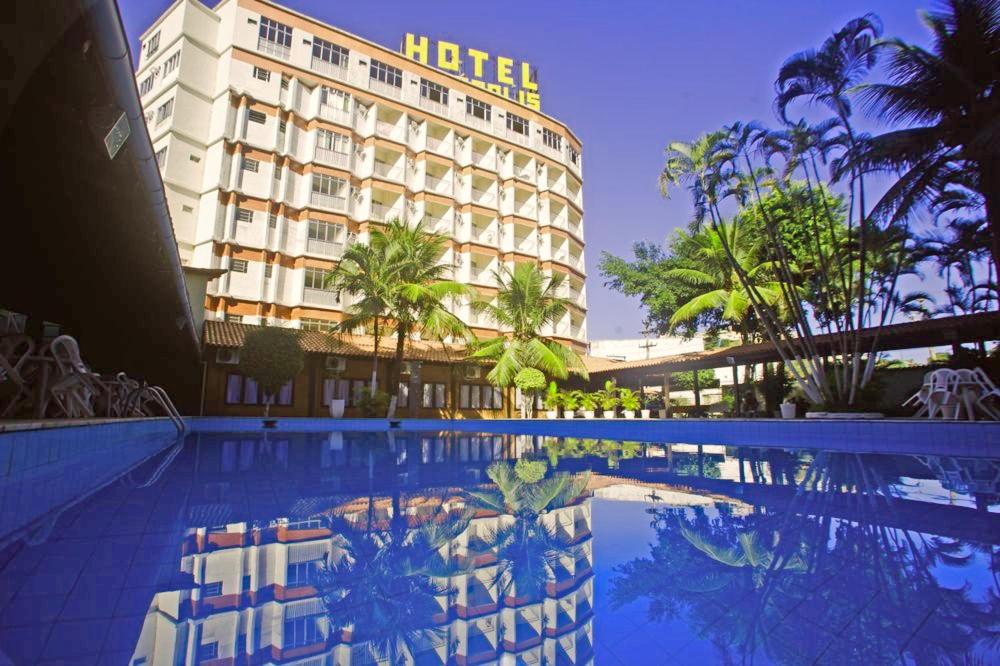 un hotel con piscina frente a un edificio en Acrópolis Marina Hotel, en Angra dos Reis