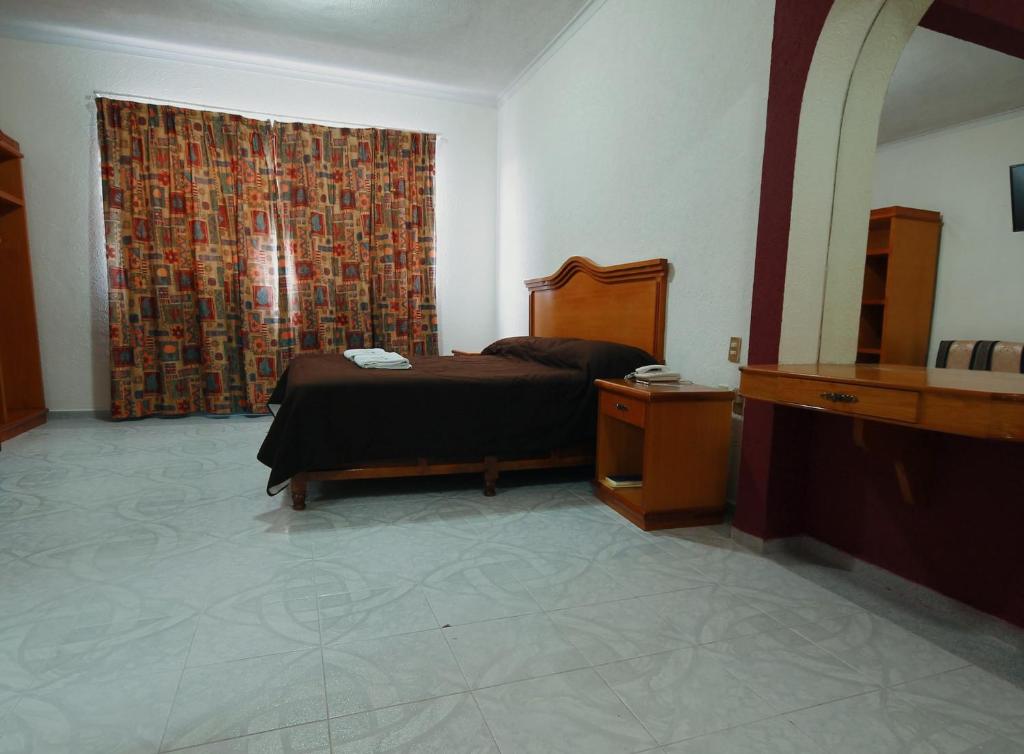 Postel nebo postele na pokoji v ubytování HOTEL EL CONQUISTADOR MONARCA.