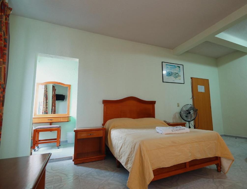Postel nebo postele na pokoji v ubytování HOTEL EL CONQUISTADOR MONARCA.