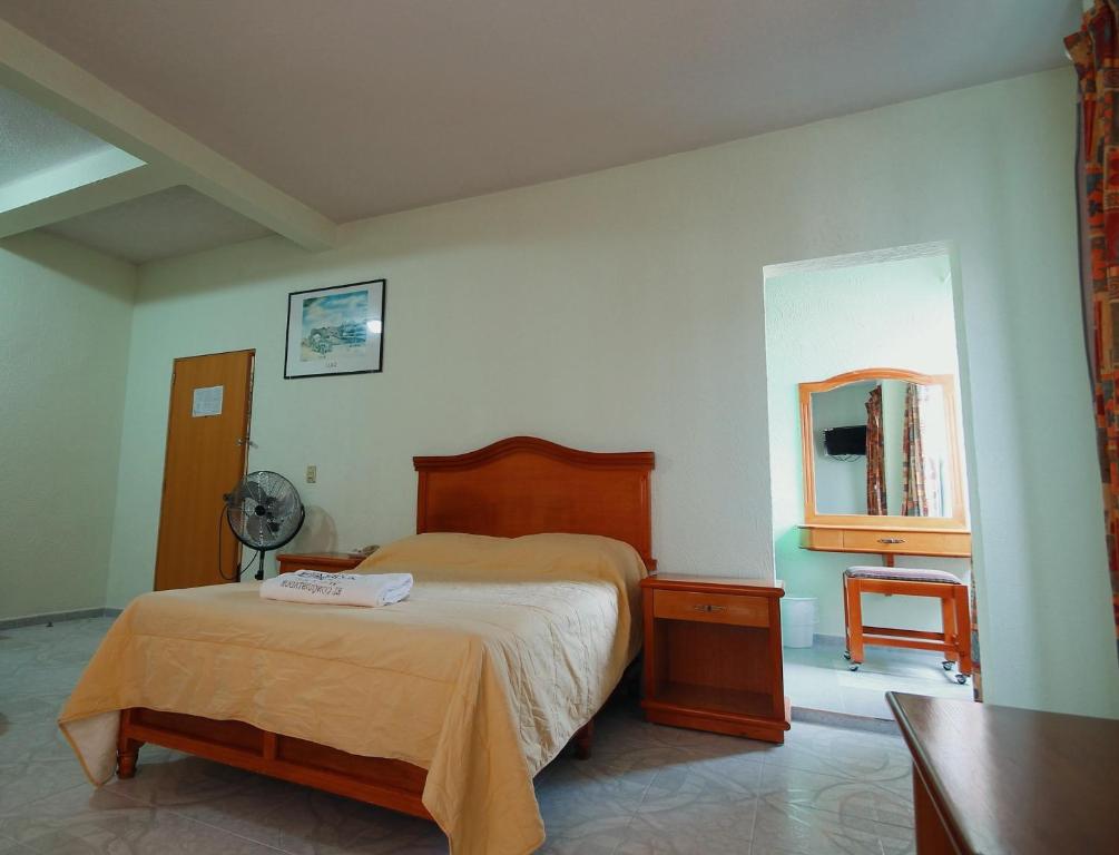 Postel nebo postele na pokoji v ubytování HOTEL EL CONQUISTADOR MONARCA.