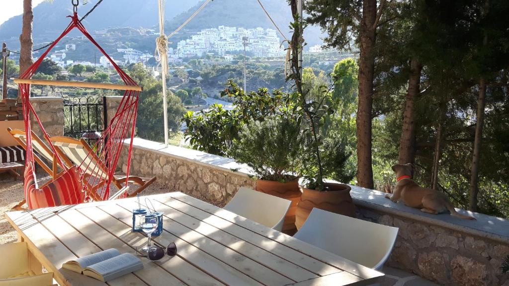 een tafel en stoelen op een balkon met uitzicht bij Aperi View in Karpathos