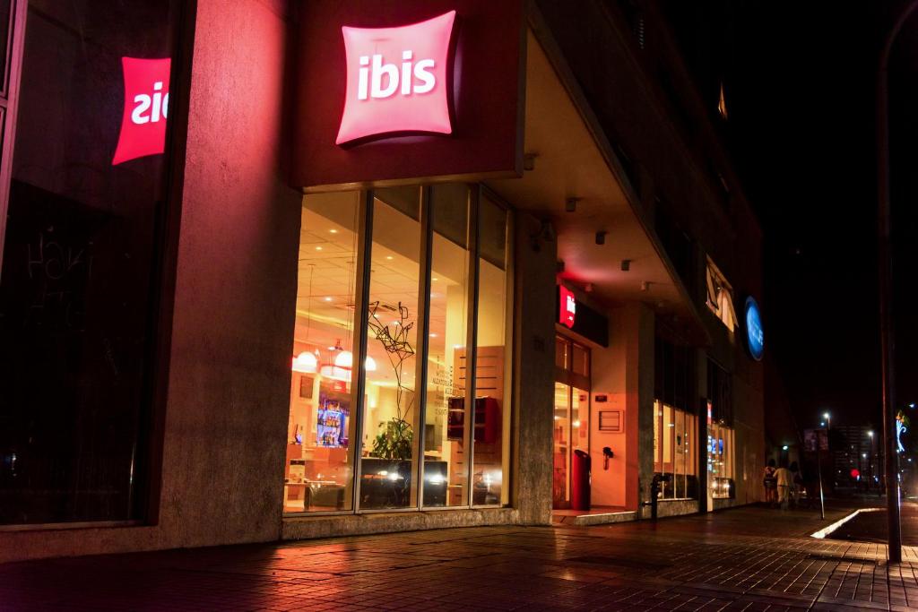 a store with a sign on the side of a building at ibis Valparaiso in Valparaíso