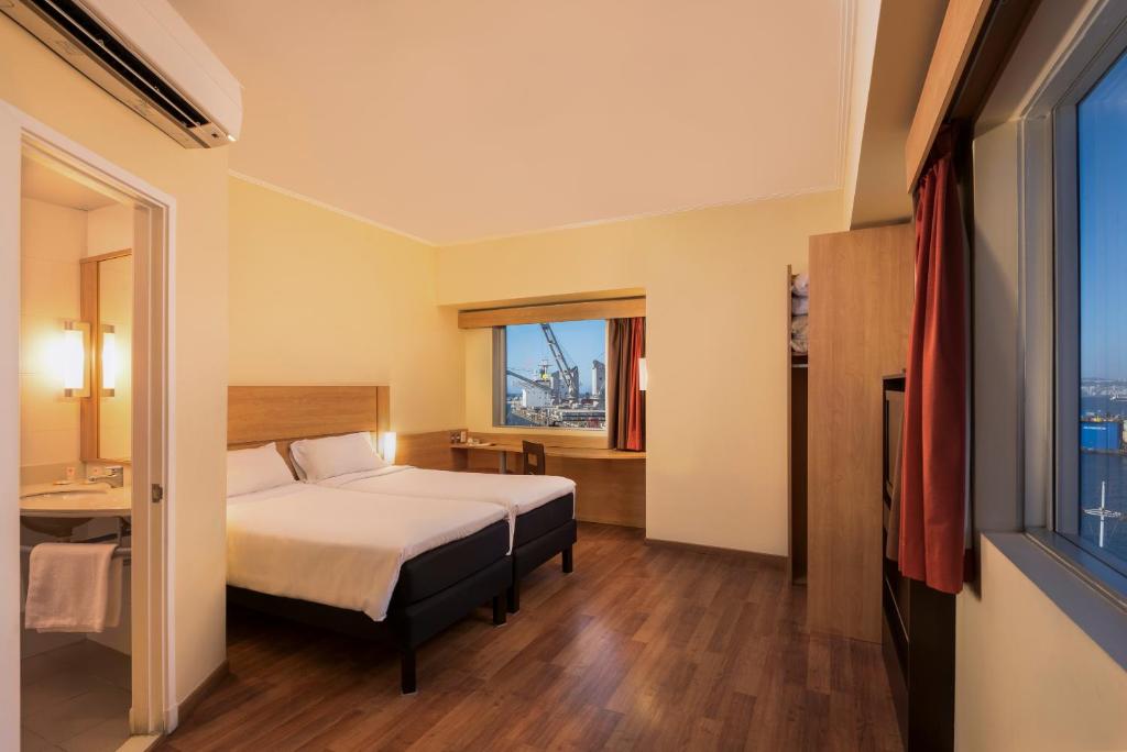 a hotel room with a bed and a window at ibis Valparaiso in Valparaíso